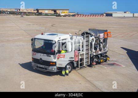 Camion de carburant à l'aéroport de Fuerteventura. Banque D'Images