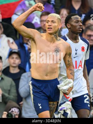 Londres, Royaume-Uni. 08 novembre 2025. Tottenham Hotspur v Manchester United - premier League - Tottenham Hotspur Stadium - Londres. Richarlison célèbre son objectif. Crédit photo : Mark pain / Alamy Live News Banque D'Images