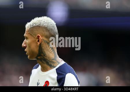 Londres, Royaume-Uni. 08 novembre 2025. Richarlison de Tottenham Hotspur regarde. Premier League match, Tottenham Hotspur contre Manchester Utd au Tottenham Hotspur Stadium à Londres le samedi 8 novembre 2025. Cette image ne peut être utilisée qu'à des fins éditoriales. Usage éditorial exclusif photo par Andrew Orchard/Alamy Live News Banque D'Images