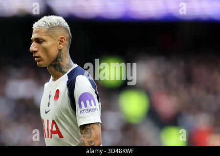 Londres, Royaume-Uni. 08 novembre 2025. Richarlison de Tottenham Hotspur regarde. Premier League match, Tottenham Hotspur contre Manchester Utd au Tottenham Hotspur Stadium à Londres le samedi 8 novembre 2025. Cette image ne peut être utilisée qu'à des fins éditoriales. Usage éditorial exclusif photo par Andrew Orchard/Alamy Live News Banque D'Images