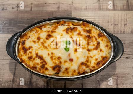 Côtelette de poulet cuite au fromage servie avec du riz frit parfumé. Banque D'Images
