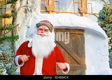 Santa Claus et décoration artificielle de chalet de neige pour Noël Banque D'Images