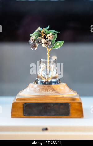 Worcester, Royaume-Uni. 9 novembre 2025. Une pièce rare de Faberge 'The Pear Blossom' est exposée pour une journée seulement au musée de la Commanderie, Worcester aujourd'hui 9 novembre 2025. Le précieux ornement a été offert aux Hussars du Worcestershire de la Reine en 1904 par Rachel, comtesse de Dudley. Il commémore l'honneur de bataille du régiment « Afrique du Sud » pendant la guerre des Boers. Le bijou en or, diamant et jade a été présenté dans le Antique Roadshow de la BBC en 2018 et évalué à plus d'un million de livres et a été appelé le plus rare et le plus poétique du travail de Faberge. Crédit : Peter Lopeman/Alamy Live News Banque D'Images