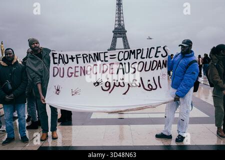 Paris, France. 08 novembre 2025. Rassemblement à Paris pour soutenir le peuple soudanais victime de massacres au Darfour et au Kordofan. Plusieurs centaines de personnes de la communauté soudanaise ont dénoncé les crimes de guerre commis par les paramilitaires des Forces de soutien rapide, notamment à El-Fasher, et la complicité des Émirats arabes Unis. - 08/11/2025 - France/Paris - Olivier Donnars/le Pictorium crédit : LE PICTORIUM/Alamy Live News Banque D'Images