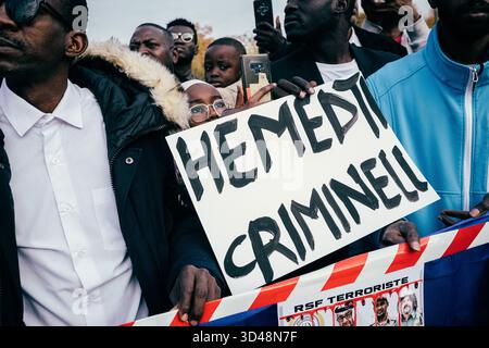Paris, France. 08 novembre 2025. Rassemblement à Paris pour soutenir le peuple soudanais victime de massacres au Darfour et au Kordofan. Plusieurs centaines de personnes de la communauté soudanaise ont dénoncé les crimes de guerre commis par les paramilitaires des Forces de soutien rapide, notamment à El-Fasher, et la complicité des Émirats arabes Unis. - 08/11/2025 - France/Paris - Olivier Donnars/le Pictorium crédit : LE PICTORIUM/Alamy Live News Banque D'Images