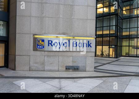 Le logo et l'enseigne de la Banque Royale sont visibles à l'entrée du siège social de RBC (Banque Royale du Canada) à Toronto, Ontario, Canada. Banque D'Images