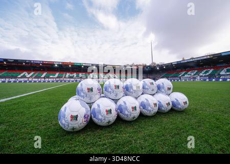 Nimègue, pays-Bas. 09 novembre 2025. NIMÈGUE, PAYS-BAS - 9 NOVEMBRE : une pile de balles avec le logo NEC avant le match néerlandais Eredivisie entre le NEC Nimègue et le FC Groningen au Goffertstadion le 9 novembre 2025 à Nimègue, pays-Bas. (Photo de Broer van den Boom/Orange Pictures) crédit : Orange pics BV/Alamy Live News Banque D'Images