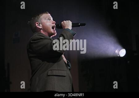 ROYAUME-UNI. 08 novembre 2025. LONDRES, ANGLETERRE - 8 NOVEMBRE : Kae Tempest se produit à la Brixton Academy le 8 novembre 2025 à Londres, Angleterre.Cap/Mar © Mar/Capital Pictures Credit : Capital Pictures/Alamy Live News Banque D'Images