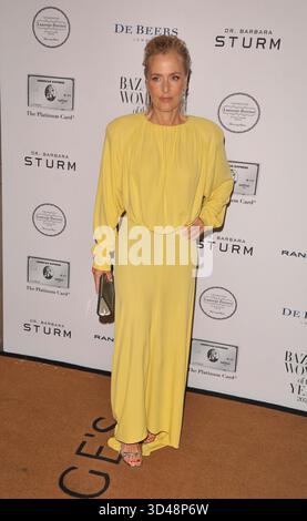 Gillian Anderson au Harper's Bazaar Women of the Year Awards 2025, Claridge's Hotel, Brook Street, Mayfair, le jeudi 6 novembre 2025 à Londres Banque D'Images