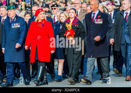 Londres, Royaume-Uni. 9 novembre 2025. Une marche avec des mascottes farcies - Service du dimanche du souvenir, dépôt de couronnes et marche passée au cénotaphe, Whitehall, Londres. Crédit : Guy Bell/Alamy Live News Banque D'Images