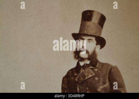 Photographie vintage, homme, chapeau haut de gamme, pattes muttonchopsm, capitaine Creagh, peut-être Garrett O'Moore Creagh VC officier de l'armée britannique et irlandais récipiendaire de la Croix de Victoria, deuxième guerre anglo-afghane, fin 1860, début des années 1870 Banque D'Images