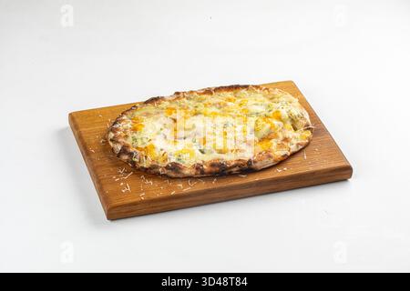 Pizza isolée à quatre fromages sur planche de bois Banque D'Images