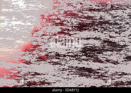 Fond abstrait avec des coups de pinceau horizontaux dans les nuances de rouge blanc et palette de couleurs noires Banque D'Images