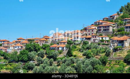 Une vue sur le village grec traditionnel de Sikaminea avec des maisons en pierre avec des toits de tuiles rouges sur les pentes du mont Lepetimnos sur l'île de Lesbos Banque D'Images