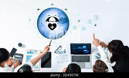 Une équipe diversifiée travaille ensemble dans un espace de bureau moderne, utilisant des outils et des données numériques pour développer des solutions de soins de santé innovantes pour la santé mondiale Banque D'Images