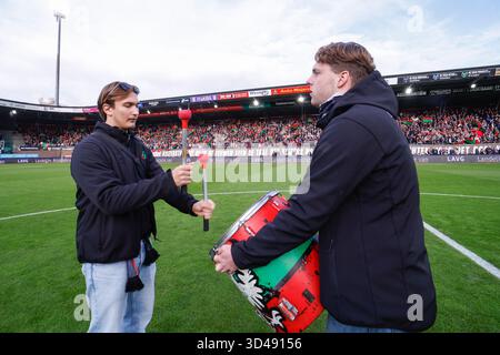 Nimègue, pays-Bas. 09 novembre 2025. NIMÈGUE, PAYS-BAS - 9 NOVEMBRE : les fans de NEC sont à la batterie lors du match Néerlandais Eredivisie entre NEC Nimègue et FC Groningen au Goffertstadion le 9 novembre 2025 à Nimègue, pays-Bas. (Photo de Broer van den Boom/Orange Pictures) crédit : Orange pics BV/Alamy Live News Banque D'Images