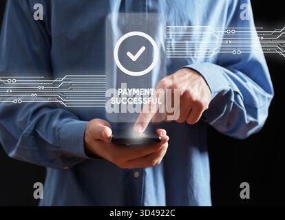 Personne utilisant un smartphone pour effectuer un paiement ou une transaction en ligne, recevant une confirmation de réussite sur une interface numérique Banque D'Images