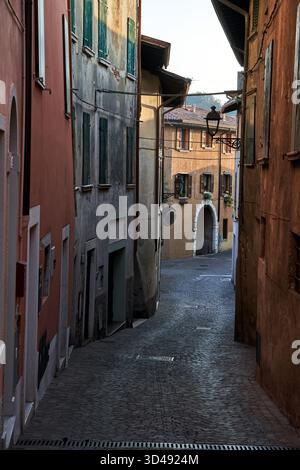 Rue étroite et bâtiments en pierre à San Felice del Benaco, Italie Banque D'Images