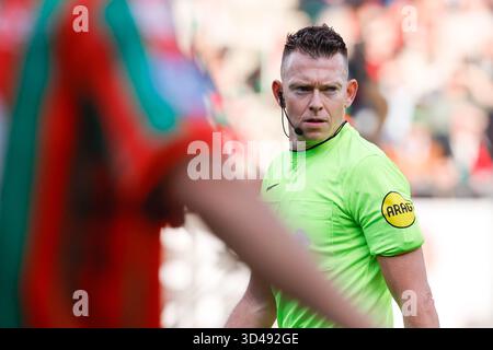 Nimègue, pays-Bas. 09 novembre 2025. NIMÈGUE, PAYS-BAS - 9 NOVEMBRE : L'arbitre Allard Lindhout regarde pendant le match néerlandais Eredivisie entre le NEC Nimègue et le FC Groningen au Goffertstadion le 9 novembre 2025 à Nimègue, pays-Bas. (Photo de Broer van den Boom/Orange Pictures) crédit : Orange pics BV/Alamy Live News Banque D'Images