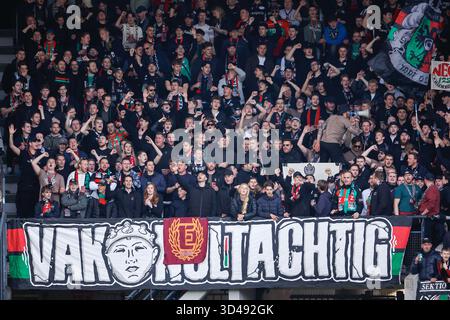 Nimègue, pays-Bas. 09 novembre 2025. NIMÈGUE, PAYS-BAS - 9 NOVEMBRE : les fans de NEC acclament pendant le match néerlandais Eredivisie entre NEC Nimègue et FC Groningen au Goffertstadion le 9 novembre 2025 à Nimègue, pays-Bas. (Photo de Broer van den Boom/Orange Pictures) crédit : Orange pics BV/Alamy Live News Banque D'Images