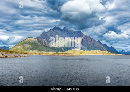Une île colorée dans le Trollfjord, Norvège Banque D'Images