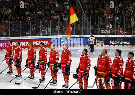 Landshut, Allemagne. 09 novembre 2025. Hockey sur glace : Coupe d'Allemagne, Allemagne - Slovaquie, phase de groupes, jour de match 3. Les joueurs allemands se tiennent ensemble pendant l'hymne national. Crédit : Markus Lenhardt/dpa/Alamy Live News Banque D'Images