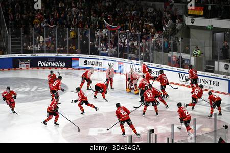 Landshut, Allemagne. 09 novembre 2025. Hockey sur glace : Coupe d'Allemagne, Allemagne - Slovaquie, phase de groupes, jour de match 3. Les joueurs allemands se préparent pour le match. Crédit : Markus Lenhardt/dpa/Alamy Live News Banque D'Images