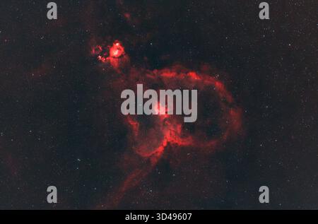 Londres, Royaume-Uni. 9 novembre 2025. La nébuleuse du cœur photographiée dans un ciel clair et clair de lune au-dessus de Londres. Nébuleuse d'émission, elle est à 7 500 années-lumière de la Terre et apparaît brillamment dans cette longue photographie de 4 heures d'exposition. Crédit : Malcolm Park/Alamy Live News Banque D'Images