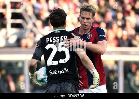 Bologne, Italie. 09 novembre 2025. Torbjorn Heggem du Bologna FC accueille Massimo Pessina du Bologna FC lors du match de Serie A 2025/2026 entre le Bologna FC et le SSC Napoli au stade Renato dall'Ara à Bologne (Italie), le 9 novembre 2025. Crédit : Insidefoto/Alamy Live News Banque D'Images