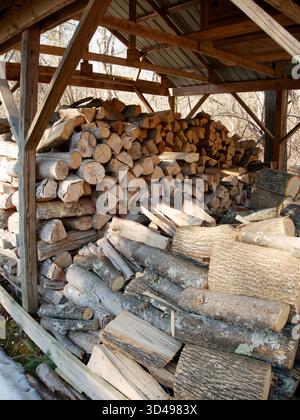 Tas de bois haché dans un hangar Banque D'Images