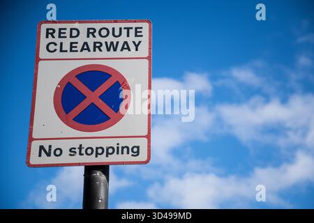 Panneau de signalisation “Red route Clearway – No Stopping” à Londres, Angleterre, avertissant les conducteurs des restrictions de stationnement et d’arrêt sur les routes principales. Banque D'Images
