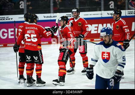 Landshut, Allemagne. 09 novembre 2025. Hockey sur glace : Coupe d'Allemagne, Allemagne - Slovaquie, phase de groupes, jour de match 3. Les joueurs allemands célèbrent le but de 3 :0. Crédit : Markus Lenhardt/dpa/Alamy Live News Banque D'Images