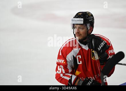 Landshut, Allemagne. 09 novembre 2025. Hockey sur glace : Coupe d'Allemagne, Allemagne - Slovaquie, phase de groupes, jour de match 3. Moritz Müller (Allemagne) réagit sur le banc. Crédit : Markus Lenhardt/dpa/Alamy Live News Banque D'Images