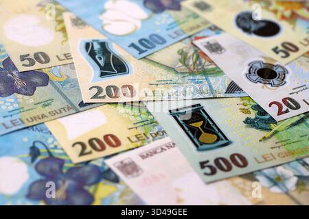 Billets d'argent en monnaie Leu roumaine. Billets de banque de monnaie RON dans le paquet avec la dénomination différente gros plan Banque D'Images