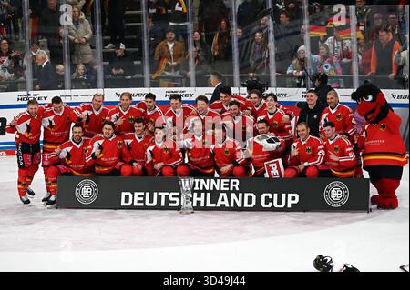 Landshut, Allemagne. 09 novembre 2025. Hockey sur glace : Coupe d'Allemagne, Allemagne - Slovaquie, phase de groupes, jour de match 3. La photo gagnante de l'équipe allemande à la Coupe d'Allemagne. Crédit : Markus Lenhardt/dpa/Alamy Live News Banque D'Images