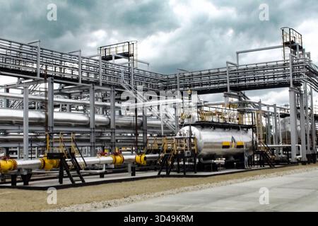Raffinerie de pétrole. Construction d'une installation industrielle pétrolière Banque D'Images