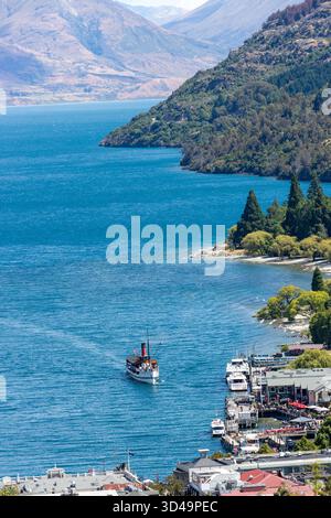 Le bateau à vapeur historique TSS Earnslaw sur le lac Wakatipu vu de Queenstown Hill, Queenstown, Otago, Nouvelle-Zélande Banque D'Images