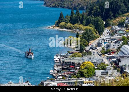Le bateau à vapeur historique TSS Earnslaw sur le lac Wakatipu vu de Queenstown Hill, Queenstown, Otago, Nouvelle-Zélande Banque D'Images