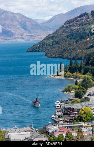 Le bateau à vapeur historique TSS Earnslaw sur le lac Wakatipu vu de Queenstown Hill, Queenstown, Otago, Nouvelle-Zélande Banque D'Images