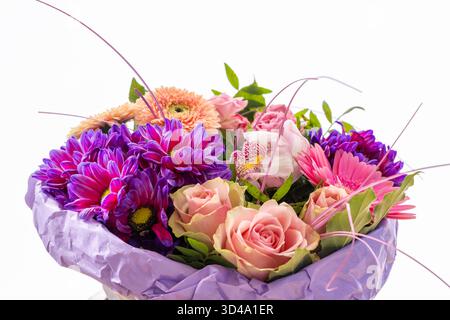 Bouquet de fleurs mélangées avec des roses, des chrysanthèmes, des gerbera et une orchidée sur fond blanc Banque D'Images