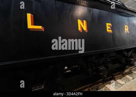 Lettrage LNER sur le côté d'un wagon de locomotive à vapeur historique Banque D'Images
