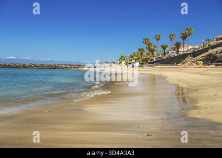À Playa Del Duque à Tenerife, la plage de sable et les eaux cristallines dégagent calme et beauté. Avec des vagues douces, cette destination est parfaite pour Banque D'Images