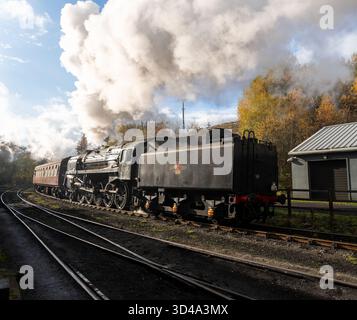 Locomotive à vapeur Scotsman volante à la gare de Grosmont avec des arbres d'automne et des nuages de vapeur spectaculaires Banque D'Images