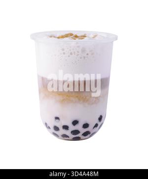 Nourriture, thé au lait thaïlandais glacé avec des bulles dans une tasse en plastique Banque D'Images