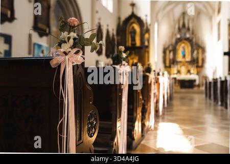 Soft Focus, flou, ancienne église vide avant la cérémonie de mariage Banque D'Images