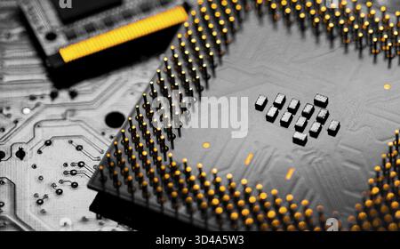 Macro gros plan de la mémoire RAM et des broches sur la carte de circuit imprimé du processeur de l'UC principale Banque D'Images