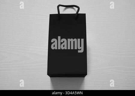 Luxueux sac noir mat contre bois blanc d'en haut Banque D'Images