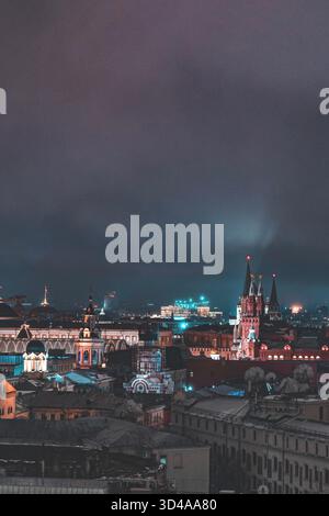 Moscou la nuit avec Kremlin illuminé et City Lights Panorama Banque D'Images
