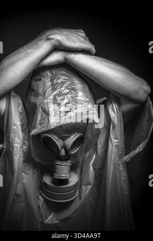 L'infection à virus Ebola concept, l'homme avec masque à gaz rouge Banque D'Images