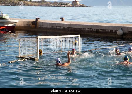 Compétition de tournoi de water-polo dans la station balnéaire croate de Makarska Croatie sur la côte dalmate Banque D'Images
